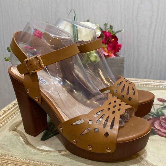 Kayleen Los Angeles Queen Studded Sandals Sz 8.5 NWOT - Picture 3 of 16